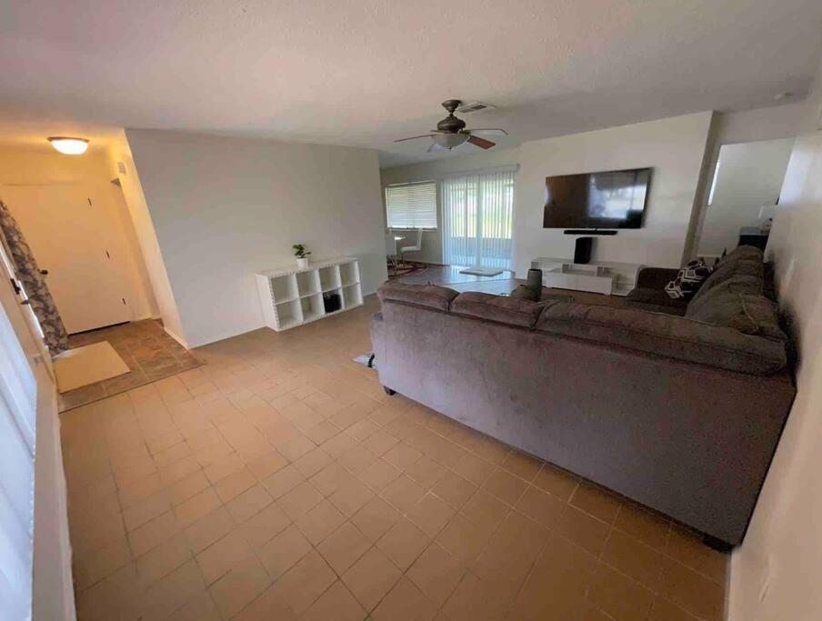 Lakeside Retreat - 3 Bedroom, 2 Bathroom House By The Lake เลคแลนด์ ภายนอก รูปภาพ
