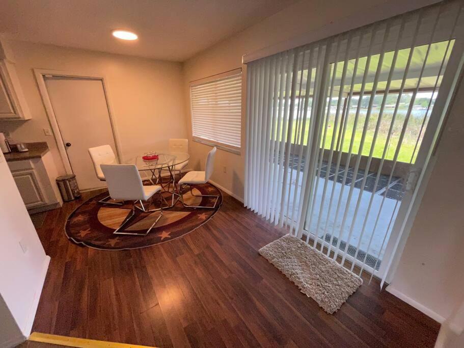 Lakeside Retreat - 3 Bedroom, 2 Bathroom House By The Lake เลคแลนด์ ภายนอก รูปภาพ