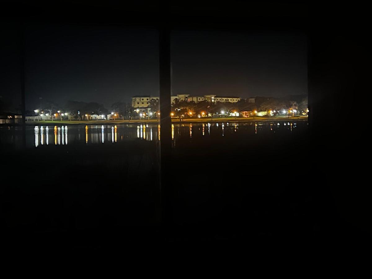 Lakeside Retreat - 3 Bedroom, 2 Bathroom House By The Lake เลคแลนด์ ภายนอก รูปภาพ