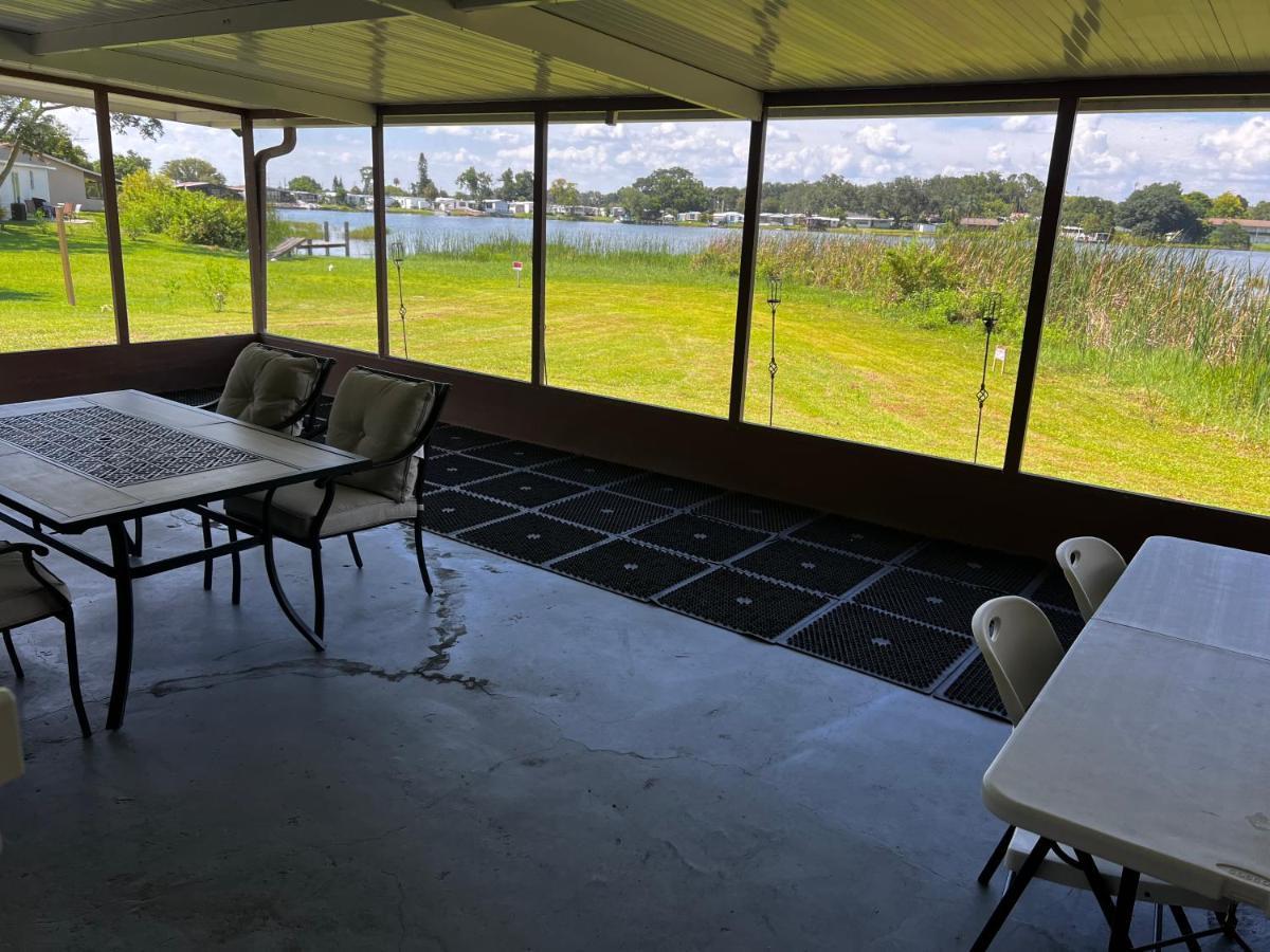 Lakeside Retreat - 3 Bedroom, 2 Bathroom House By The Lake เลคแลนด์ ภายนอก รูปภาพ